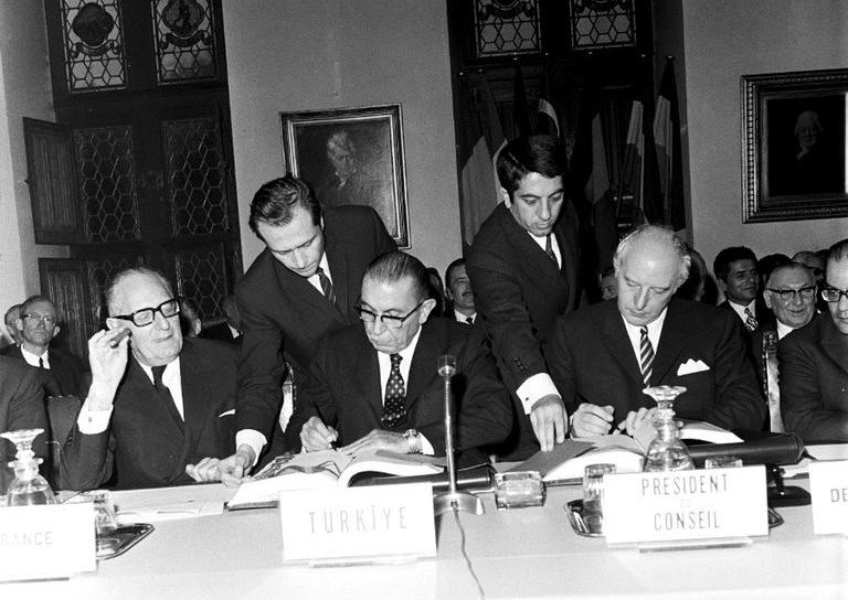 Türkiye Cumhuriyeti Dışişleri Bakanı İhsan Sabri Çağlayangil, Avrupa Ekonomik Topluluğu ile Türkiye arasındaki Ortaklık Anlaşmasına Ek Protokolün imza töreninde - 23 Kasım 1970