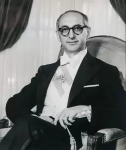 Arjantinli hukukçu ve eski devlet başkanı Arturo Frondizi 28 Ekim 1908'de dünyaya geldi. 1927’de Buenos Aires Üniversitesi Hukuk Fakültesi’ne girdi ve Temmuz 1930’da şeref derecesiyle mezun oldu. Arjantin cumhurbaşkanı olarak 1 Mayıs 1958’den 29 Mart 1962 tarihindeki askeri darbeye kadar görev yaptı. 18 Nisan 1995 günü yaşamını yitirdi.