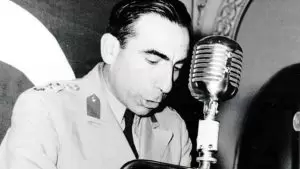 27 Mayıs 1960 Darbesi, Türkiye Cumhuriyet, dönemindeki ilk askeri müdahale olarak tarihe geçmiştir. Darbe Bildirisi, Türk Silahlı Kuvvetleri adına Kurmay Albay Alparslan Türkeş tarafından okunmuştur. Askeri Darbe, Ankara Radyosu’nda saat 05.25‘te ilan edilmiştir. 