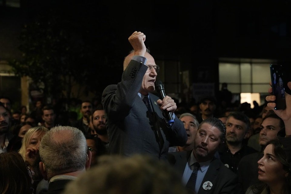 Bu görselin Alt özniteliği boş. Dosya adı: Ibrahim-Kaboglu-Istanbul-Barosu-Baskani-secildikten-sonra-konusma-yaparken.jpg