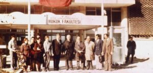 15 Kasım 1978 /Soldan sağa doğru: 1-4- Bir grup öğrenci 5- Dr. Şeref ERTAŞ 6- Doç. Dr. Özkan TİKVEŞ 7- Prof. Muhittin ALAM (Dekan) 8- Prof. Şükrü POSTACIOĞLU 9- Prof. Dr. Kudret AYİTER 10- Prof. Dr. Bilge UMAR 11- Asistan Ahmet ÇALIK
