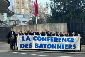 Fransa Barolar Birliği, mahkeme kararıyla görevlerine son verilen İstanbul Barosu yöneticilerine destek için Paris'teki Türkiye Büyükelçiliği önünde bir araya geldi.