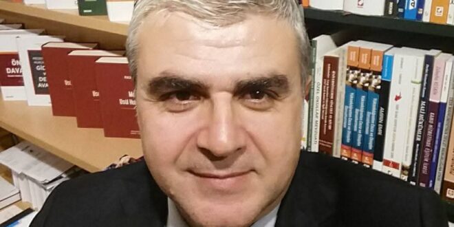 Yargıç, yazar ve düşünür Hilmi Şeker, 1988 yılında Ankara Üniversitesi Hukuk Fakültesinden mezun oldu. Kısa bir süre avukatlık yaptı. Hukuk pratiğinde ilk deneyimlerini avukatlıkta kazandıktan sonra yargıçlık kariyerine başladı. İstanbul Asliye Ticaret Mahkemesi Hakimliği ve İcra Hukuk Mahkemesi hakimliğinin ardından İstanbul Bölge Adliye (İstinaf) Mahkemesi Başkanlığına atandı. İstanbul Bölge Adliye Mahkemesi 22. Hukuk Dairesi başkanı iken 2018 yılında Bakırköy İcra Mahkemesi Hakimliğinde ve ardından da Asliye Hukuk Mahkemesi hakimliğinde görevlendirildi. İcra Hukuku ve Usul Hukuku alnında uzmanlaştı. Hukuk felsefesi, hukuk tarihi, hukuk mantığı, hukuk sosyolojisi, usul hukuku, yargılama tarihi ve hukukta gerekçe üzerine çok sayıda makale yazdı.  Makaleleri, Güncel Hukuk, Birikim, Yeni Yaklaşımlar, Hukuk Ansiklopedisi, HukukiHaber, HukukiNet, TürkHukukiSitesi, İstanbul Barosu Dergisi, Ankara Barosu Dergisi, İstanbul Barosu Bülteni, Türkiye Barolar Birliği Dergisi, Dokuz Eylül Üniversitesi Hukuk Fakültesi Dergisi, HukukPolitik, AdaletBiz, Legal Hukuk Dergsi gibi dergi ve internet arşivlerinde yayımlandı. Başta, Hukuk Felsefesi ve Sosyolojisi Arkivi kolokyumlarında olmak üzere barolarda, adliyelerde ve üniversitelerde çok sayıda konferans, panel ve sempozyumda bilimsel tebliğler sundu. Çeşitli gazete ve dergilerde çok sayıda röportajı çıktı. En kapsamlı röportaj 2019 yılında "Hilmi Şeker ile Hukukta Gerekçe ve Süreç Adaleti Röportajı" adıyla Aristo Yayınları tarafından basıldı. İstanbul Barosu tarafından 2022 yılında düzenlenen Yargı Sisteminin Sorunları ve Çözüm Yolları çalışmasında jüri üyeliği yaptı. Basılı Eserleri: 2010 yılında yazdığı 1594 sayfalık ‘Esbab-ı Mucibe’den Retoriğe Hukukta Gerekçe’ isimli kitabı hukuk camiasında büyük ses getirdi. Kitap, hukukta gerekçe oluşturma süreçlerini ayrıntılı bir şekilde ele aldı ve bu konuda ardıllarına ilham kaynağı oldu. Şeker'in bu ilk basılı eserine 2011 yılında Türk Ceza Hukuku Derneği tarafından Sulhi Dönmezer Ödülü verildi, ayrıca ABD Kongre Kütüphanesi ve Oxford Üniversitesi Kütüphanesinde seçkin eserler arasına girdi. İkinci kitabı olan "İlkeler Işığında Ön İnceleme Kurumu" Mart 2012'de İstanbul Barosu tarafından yayımlandı. "Medeni Hak ve Yükümlülüklere İlişkin DavalardaSüreç Adaleti(Usul Hukuku ve İstinaf Yorumu) Mart 2018'de Beta'dan yayımlandı. 2018'de "Roboski Davası(Mehmet Encü ve Diğerleri Başvurusu) başlıklı eseri 2018'de Tahir Elçi Vakfı Yayınları tarafından okuyucu ile buluşturuldu. "Esbab–ı Mucibe'den Retoriğe Hukukta Gerekçe" Yeditepe Üniversitesi Yayınları tarafından 2020 yılında yeniden basıldı.