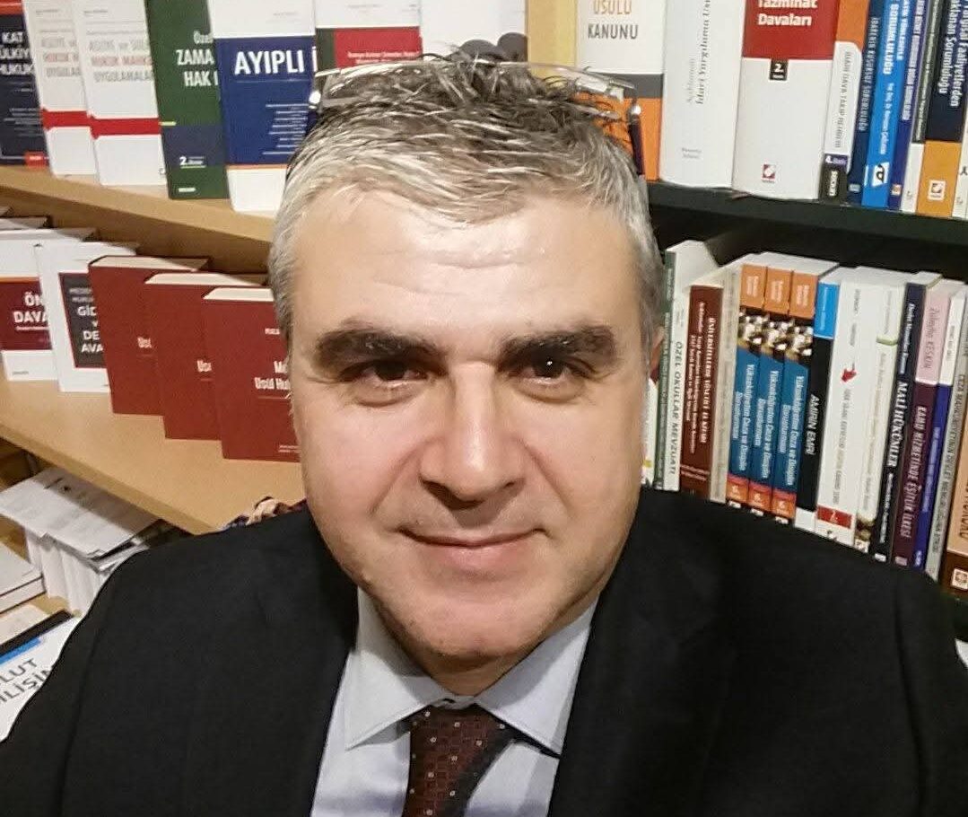 Yargıç, yazar ve düşünür Hilmi Şeker, 1988 yılında Ankara Üniversitesi Hukuk Fakültesinden mezun oldu. Kısa bir süre avukatlık yaptı. Hukuk pratiğinde ilk deneyimlerini avukatlıkta kazandıktan sonra yargıçlık kariyerine başladı. İstanbul Asliye Ticaret Mahkemesi Hakimliği ve İcra Hukuk Mahkemesi hakimliğinin ardından İstanbul Bölge Adliye (İstinaf) Mahkemesi Başkanlığına atandı. İstanbul Bölge Adliye Mahkemesi 22. Hukuk Dairesi başkanı iken 2018 yılında Bakırköy İcra Mahkemesi Hakimliğinde ve ardından da Asliye Hukuk Mahkemesi hakimliğinde görevlendirildi. İcra Hukuku ve Usul Hukuku alnında uzmanlaştı. Hukuk felsefesi, hukuk tarihi, hukuk mantığı, hukuk sosyolojisi, usul hukuku, yargılama tarihi ve hukukta gerekçe üzerine çok sayıda makale yazdı.  Makaleleri, Güncel Hukuk, Birikim, Yeni Yaklaşımlar, Hukuk Ansiklopedisi, HukukiHaber, HukukiNet, TürkHukukiSitesi, İstanbul Barosu Dergisi, Ankara Barosu Dergisi, İstanbul Barosu Bülteni, Türkiye Barolar Birliği Dergisi, Dokuz Eylül Üniversitesi Hukuk Fakültesi Dergisi, HukukPolitik, AdaletBiz, Legal Hukuk Dergsi gibi dergi ve internet arşivlerinde yayımlandı. Başta, Hukuk Felsefesi ve Sosyolojisi Arkivi kolokyumlarında olmak üzere barolarda, adliyelerde ve üniversitelerde çok sayıda konferans, panel ve sempozyumda bilimsel tebliğler sundu. Çeşitli gazete ve dergilerde çok sayıda röportajı çıktı. En kapsamlı röportaj 2019 yılında 