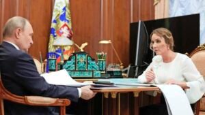 UCM), Ukrayna'da işlenen suçlara ilişkin yürüttüğü soruşturma kapsamında, Rusya Devlet Başkanı Vladimir Putin ve Rusya'nın Çocuk Hakları Komiseri Mariya Lvova-Belova hakkında 17 Mart 2023'te tutuklama kararı çıkarmıştır