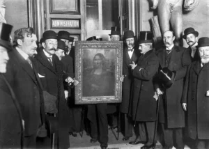 4 Ocak 1914, Paris — Mona Lisa'nın Louvre'a dönüşü sırasında tablo etrafında toplanan görevliler.